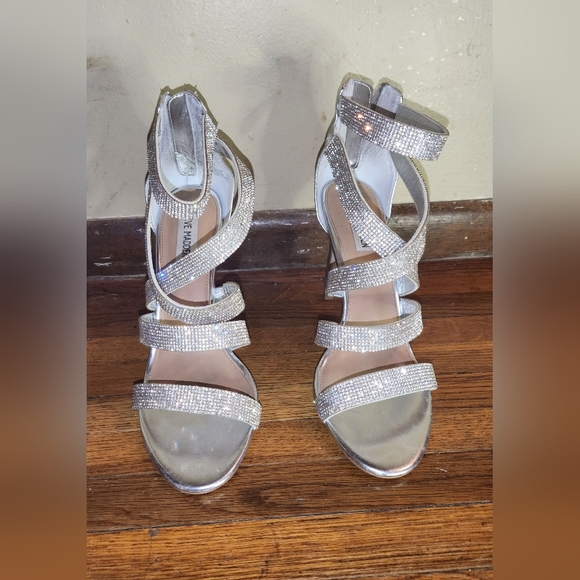 Womens Size 10M .. Silver Steve Madden High Heels - Picture 2 of 5